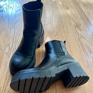 Black Women's Chelsea Boots